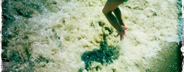– Ahahahah, elle arrive… Elle est GROSSSSE celle-ci. J’vais m’en prendre plein la tête ! Trooop frais ! Photo : Cha Du / Texte : T.Tiou Originally posted 2012-02-12 19:52:15....<div class="addthis_toolbox addthis_default_style addthis_" addthis:url='https://www.boodzawa.com/face-aux-vagues/' addthis:title='Face aux vagues ' ><a class="addthis_button_facebook"></a><a class="addthis_button_twitter"></a><a class="addthis_button_email"></a><a class="addthis_button_pinterest_share"></a><a class="addthis_button_compact"></a><a class="addthis_counter addthis_bubble_style"></a></div>